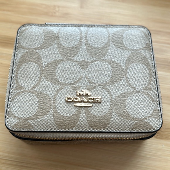 🤩Beautiful Coach Jewelry Box! For travel or at home! NEW! Excellent Condition! - Picture 1 of 4